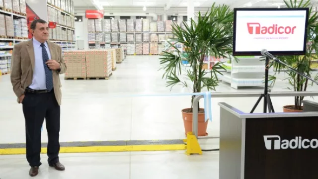 Un Tati orgulloso posa en el evento de apertura de su nuevo emprendimiento