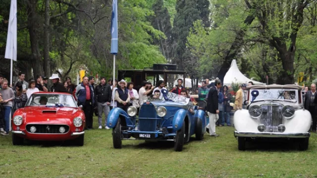 El ganador junto a Ferrari 250 y Jaguar MK IV