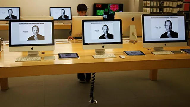 Así se veía anoche un Apple Store californiano... algo así como la catedral ¿no?