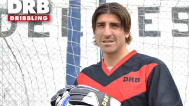 Con las manos de Montoya, Dribbling presenta sus nuevos guantes de arquero