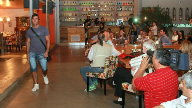 Mercado Central fue el escenario de presentación de la colección de A´Gustino; un espacio nuevo y enorme en Guemes.