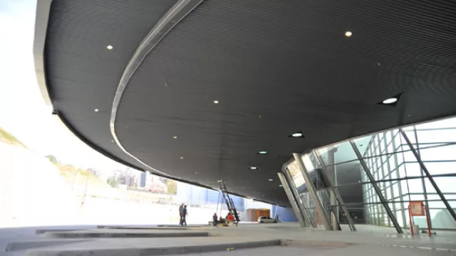 Cuenta con 42 espacios para boleterías y 30 locales comerciales