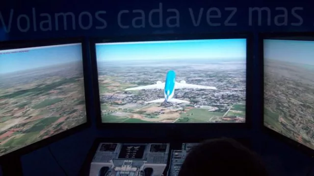 Uno de los atractivos simuladores de vuelo en el stand de Aerolíneas
