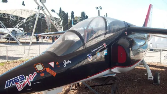 Por supuesto no faltan las maquetas 1:1 de los aviones de la FFAA