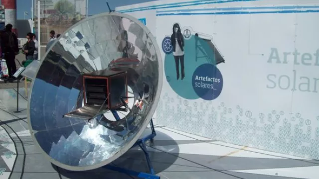 Pueden verse distintos tipos de artefactos solares, por ejemplo una cocina