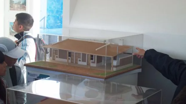 Dentro de la réplica de una casa del impenetrable chaqueño, maquetas de otros modelos