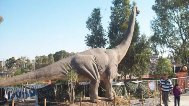 Dos de dinosaurios robóticos para finalizar. De verdad asombrosos.