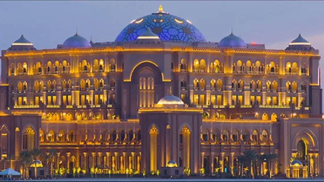 El Emirates Palace es un lujoso hotel ubicado en Abu Dabi
