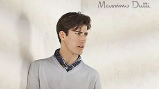 (Propuesta Mássimo Dutti). Look más sport. Anúdate un pañuelo y esconde los picos para destacar el nudo