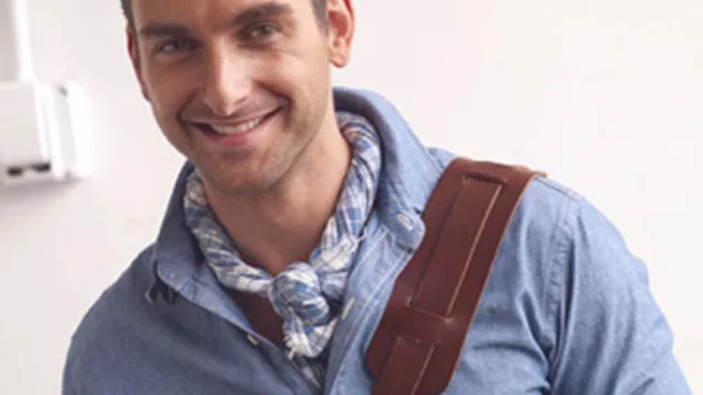 (propuesta Mássimo Dutti). Look más sport. Anúdate un pañuelo y esconde los picos para destacar el nudo