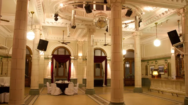 El salón tiene capacidad para 200 personas en cóctel