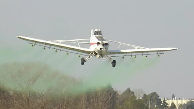 Cada vez más, el campo argentino, usa aviones para fertilizar y fumigar