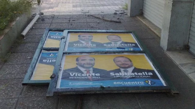 Estos carteles de Carlos Vicente casi se cobran otra vida en la ciudad