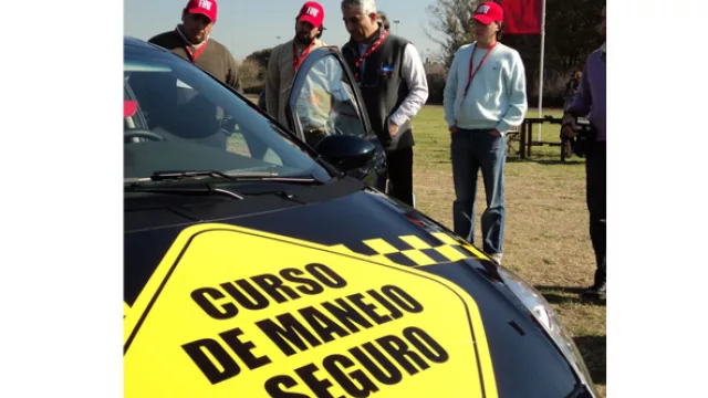 Instructor y participantes con el Fiat Punto