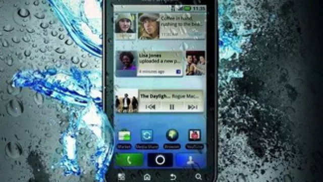 Hablando bajo la lluvia: Llega a Chile el smartphone resistente al agua