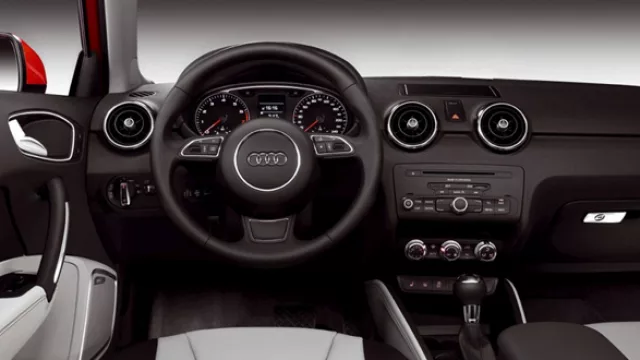 Interior sobrio, alta calidad percibida