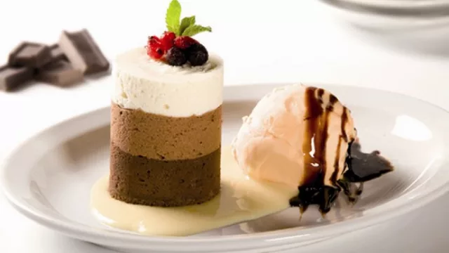 “Killing me softly”, mousse de tres chocolates con helado de mango