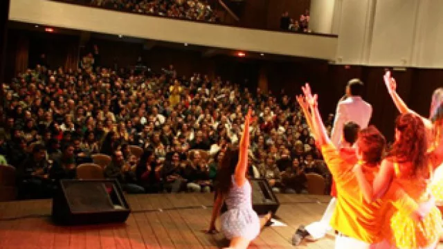 Uruguay: Nace una estrella… Maxi de la Cruz “mete” 8.000 espectadores en un mes