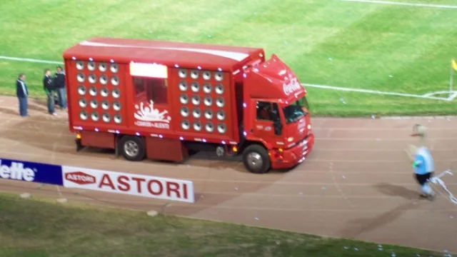 Y Coca Cola mostró e hizo tronar su camión en el entretiempo