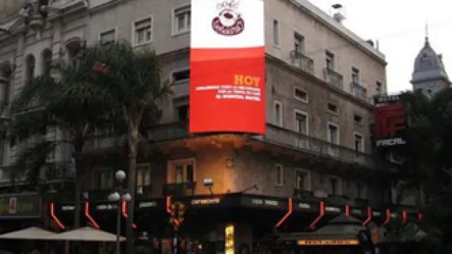 Uruguay: Bar Facal rompe la monotonía de 18 de Julio con impactante display de LED