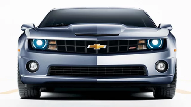 De frente, intimidante