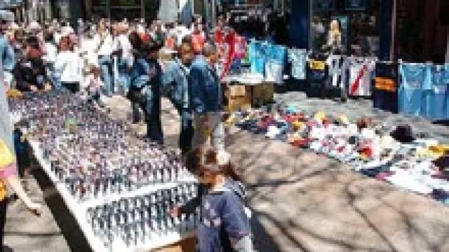 Hay menos vendedores ambulantes en el microcentro (pero más en la periferia)