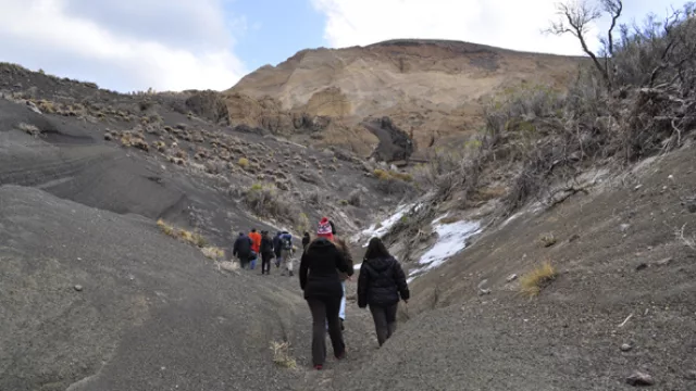 El camino rumbo al Malacara rodeados de piedras volcánicas