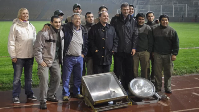 Campana con los empleados de IEC, encargados de la nueva electrónica