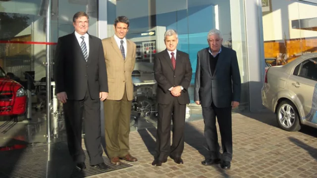 Autoridades de Chevrolet y Maipú