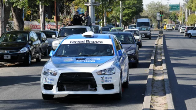 Orly Terranova -y su Mitsubishi Lancer- en las calles cordobesas