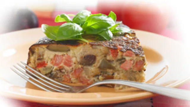 Hoy: tortilla húmeda de carponata y queso crema