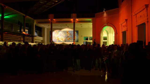 De noche, el edificio histórico adquiere una singular belleza