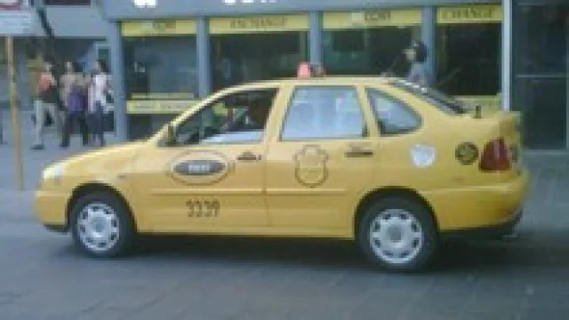Subir a un taxi es parecido en COR, BUE, MVD y bien diferente en SCL