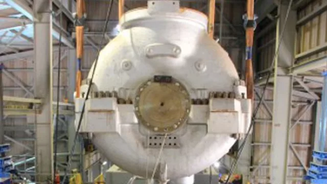 Una de las turbinas aprovecha el vapor de las otras dos para generar más energía.