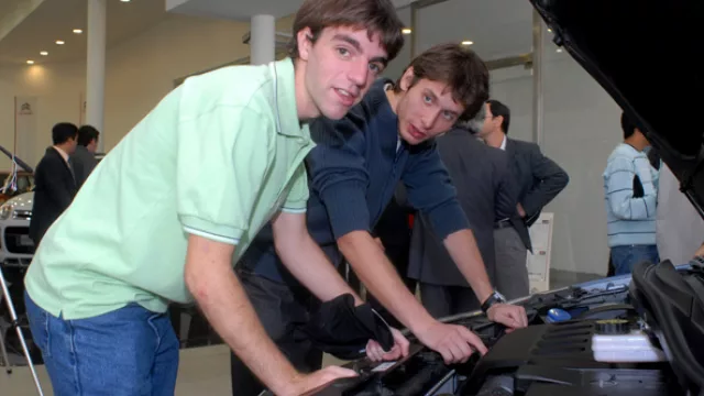 Estudiantes observando el motor