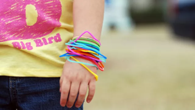 Chile: Cómo ganar US$ 200 millones vendiendo solo pulseritas de goma