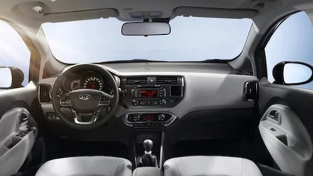 Muy atractivo interior, con volante de eje desplazado