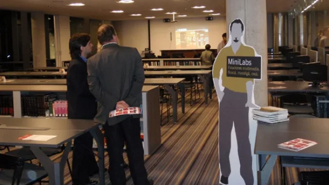 La biblioteca con muchos puestos para conectarse con computadoras