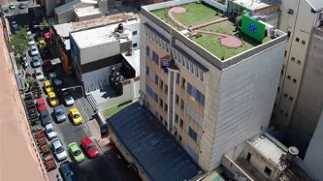 El IES hizo la punta y montó una terraza verde (con fuente de agua y todo)