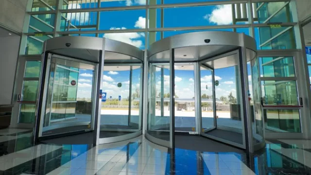 Un edificio inteligente que regula los consumos de electricidad y luz