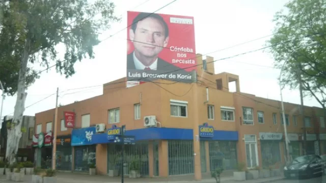 Un mal ejemplo: políticos en campaña con carteles en infracción