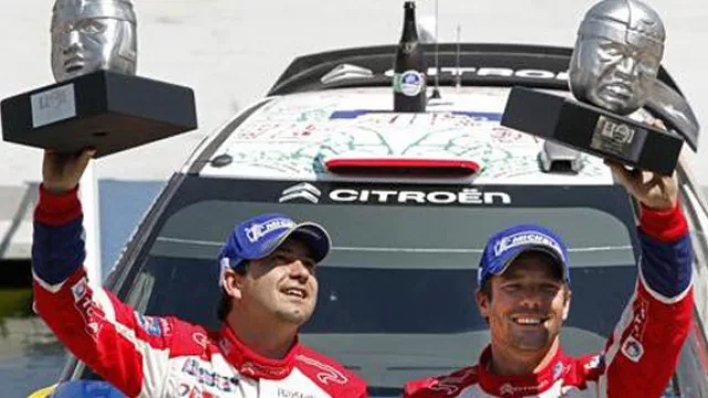 Los ganadores levantan sus trofeos