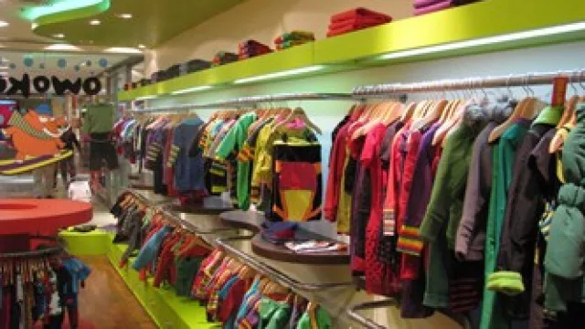 Llegó Owoko al Patio Olmos, para que los peques creen y jueguen con su ropa