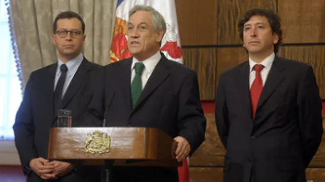 Casi la mitad de chilenos rechaza al Gobierno y al presidente (la oposición no está mejor)