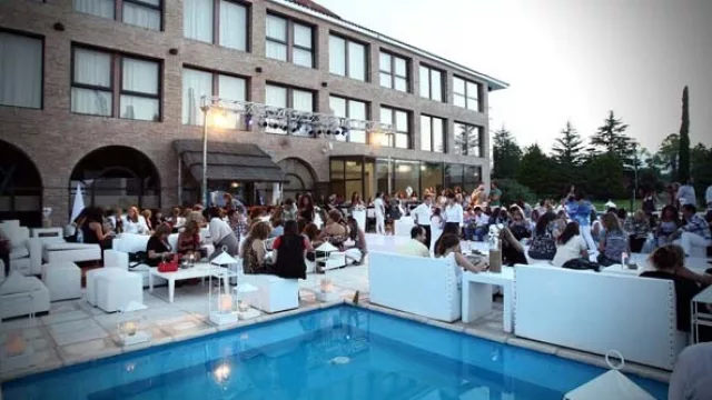 Asistentes al evento disfrutando del aterdecer en el Crowne Plaza San Miguel