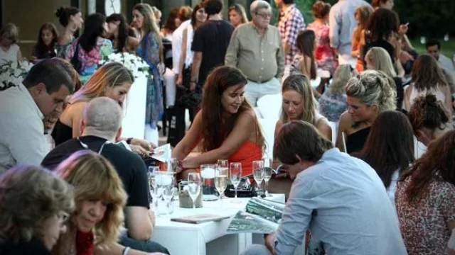 Los revendedores de la marca disfrutando del nuevo catálogo