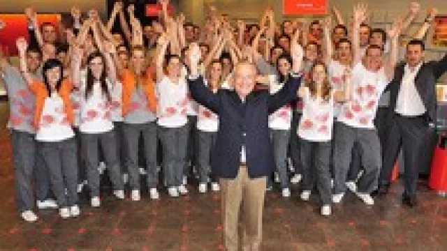 Tarjeta Naranja va por 8 sucursales más en Baires y busca socios en Perú.