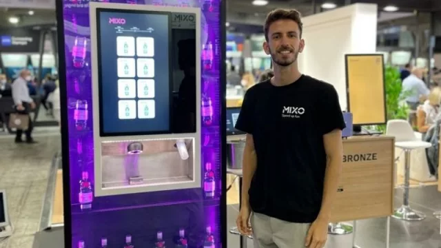 Este uruguayo quiere cambiar las largas esperas para tomar un trago en recitales y eventos masivos: así funciona Mixo (un vaso cada 15 segundos)