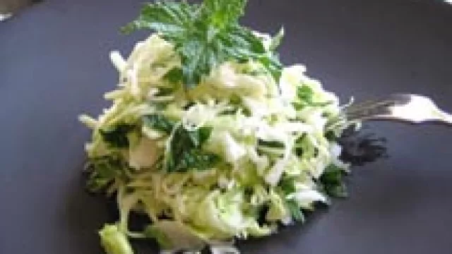 Ensalada de Queso y Salsa de Menta