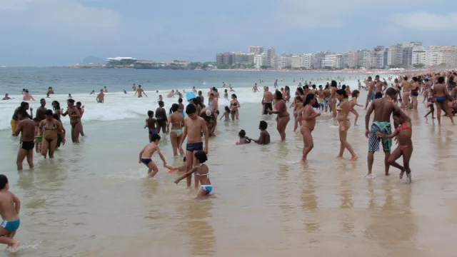Las playas de Copacabana llenas de cariocas en domingo